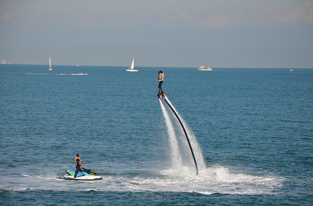 žena na flyboardu