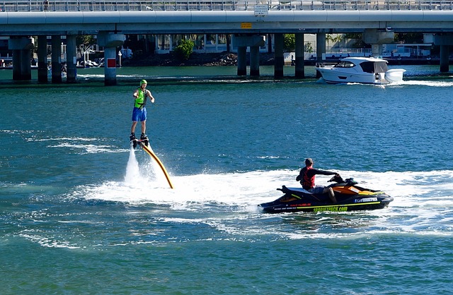 muž na flyboardu