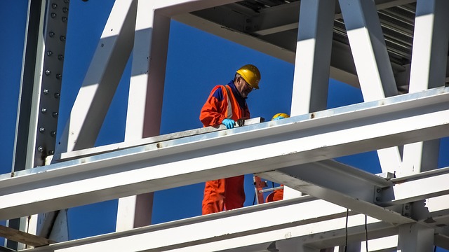 staveniště, pracovníci jsou vybaveni ochrannými prvky
