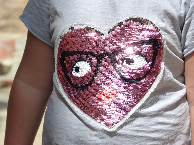 tričko s flitry ve tvaru srdce