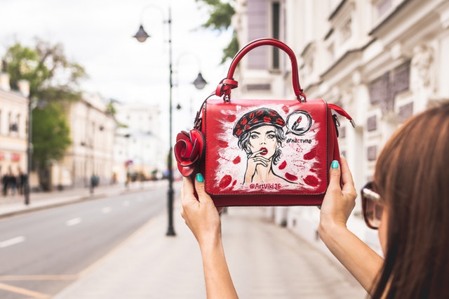 červená kabelka s ručně malovaným motivem