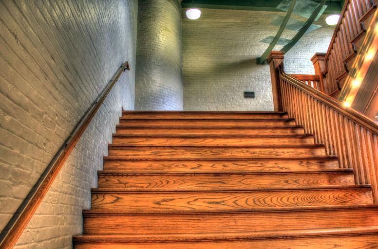 klasické široké dřevěné schodiště