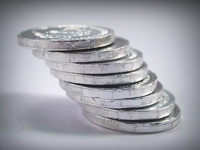 stříbrné mince v šikmém komínku
