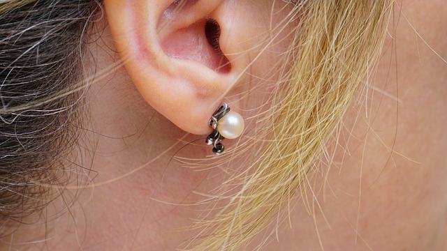 Detail ucha s perlovou náušnicí