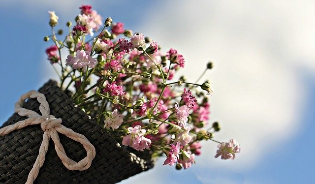 růžová kytice v košíku